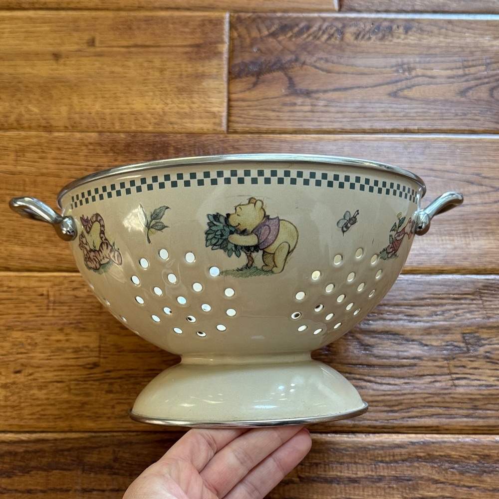 Walt Disney World at Home Vintage Winnie the Pooh Ceramic Colander